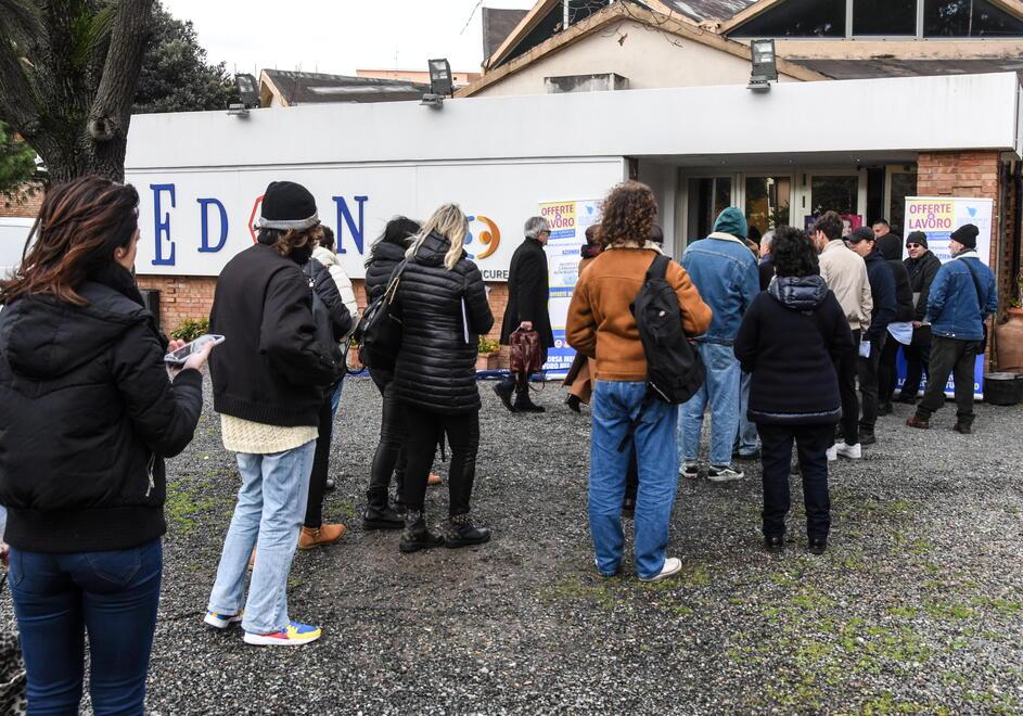 Persone in fila per entrare in Sala Eden (fotoservizio Agenia BF)