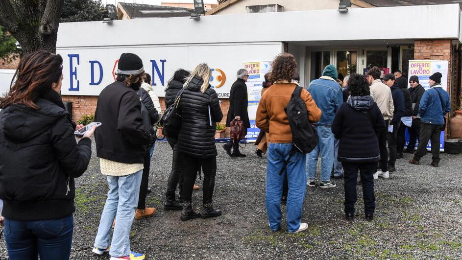 Persone in fila per entrare in Sala Eden (fotoservizio Agenia BF)