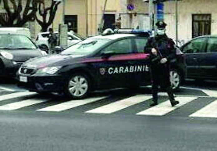 Tenta di farle la truffa dello specchietto, ma lei è furba e lo fa beccare con la telecamera da cruscotto