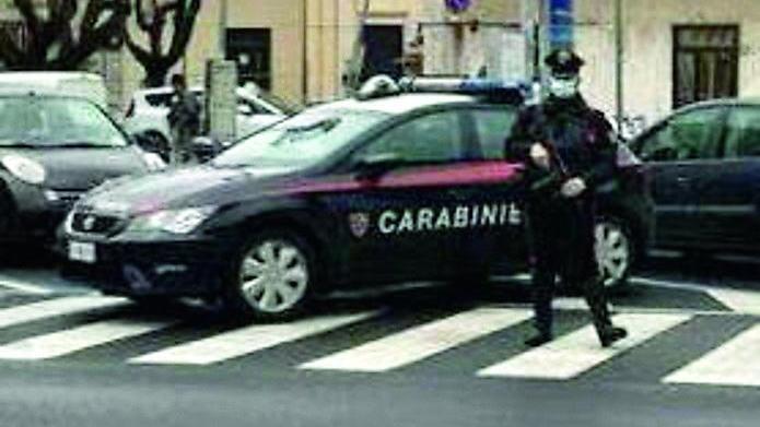 Tenta di farle la truffa dello specchietto, ma lei è furba e lo fa beccare con la telecamera da cruscotto