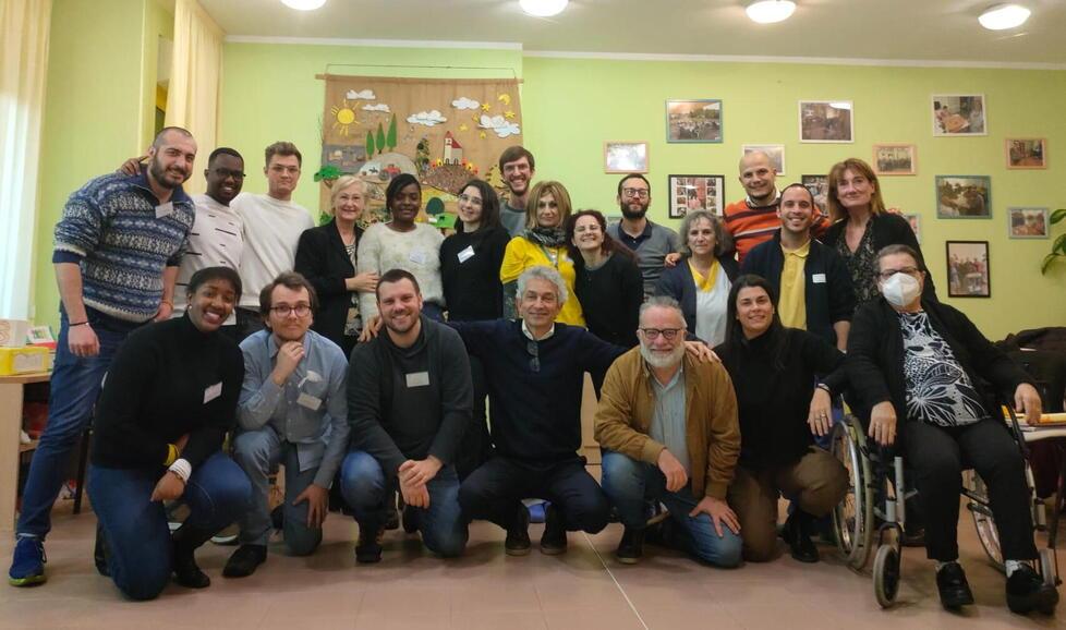 Il gruppo di studenti al termine dell’esperienza nella rsa della Fondazione Maffi