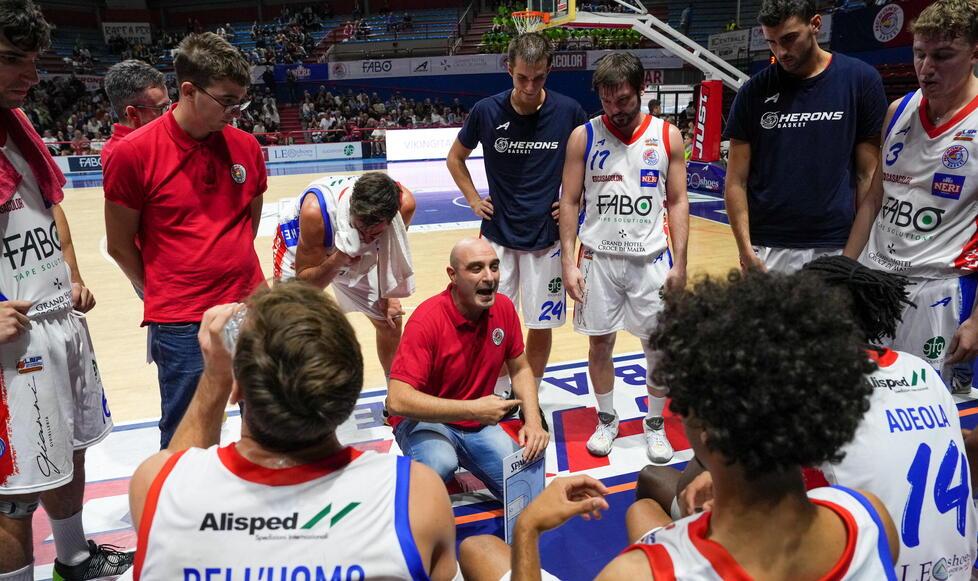 Federico Barsotti durante un time out con i suoi giocatori (foto Nucci)