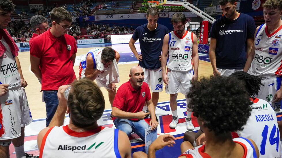 Federico Barsotti durante un time out con i suoi giocatori (foto Nucci)