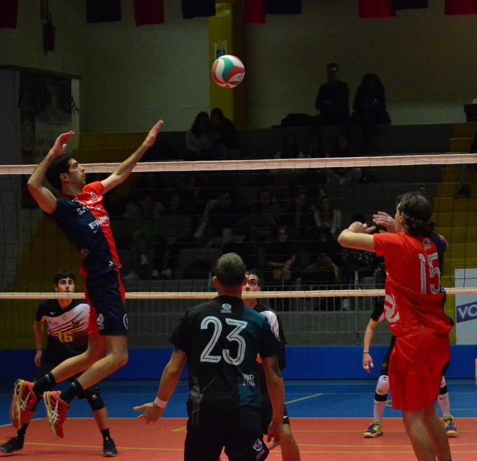 Un attacco dei giocatori della Sacma Group Rawlplug Volley Cecina