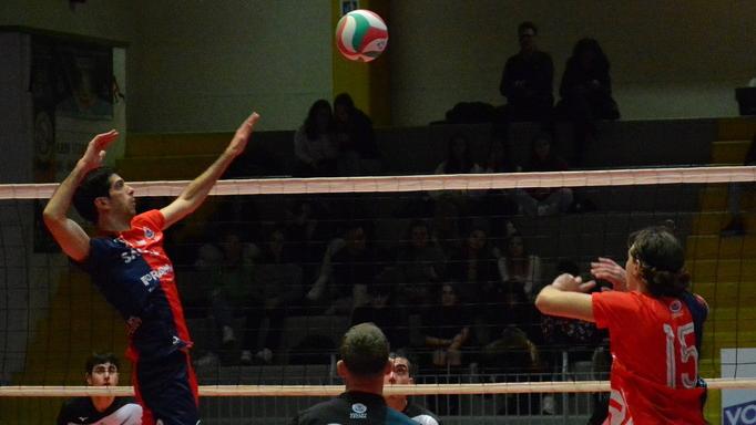 Un attacco dei giocatori della Sacma Group Rawlplug Volley Cecina