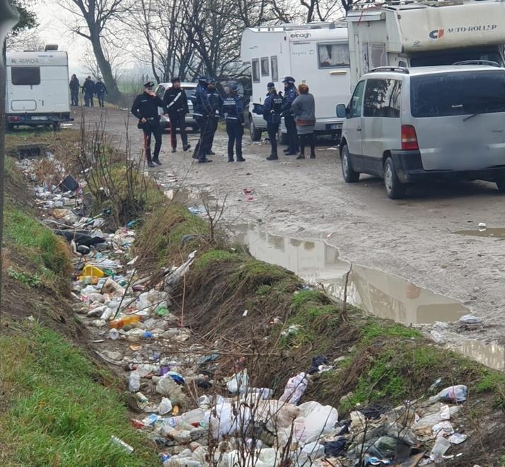 Rottami, rifiuti e una Clio rubata Blitz dei carabinieri nelle “valli”