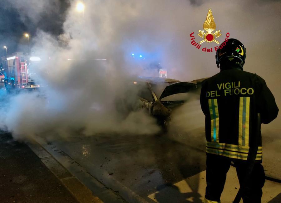 Auto in fiamme dopo un tamponamento in via Baracca, cinque feriti