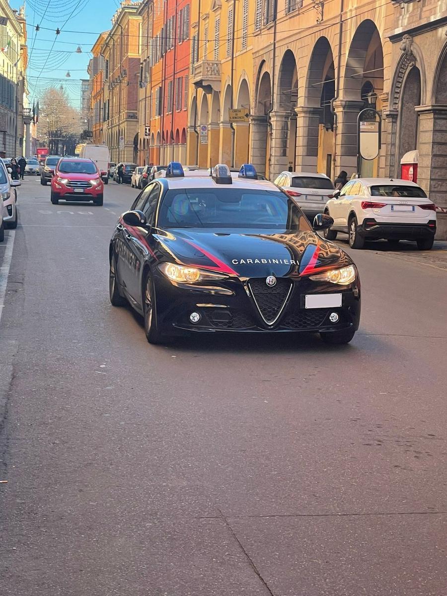 Modena. Spacca la porta di un negozio poi ruba bibite e 300 euro in contanti
