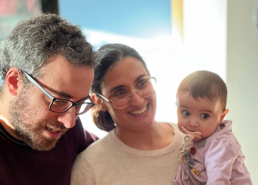 
	Simone Giovannozzi e Ilaria Coppola con la piccola Alice,&nbsp;la foto &egrave; stata pubblicata su Facebook

