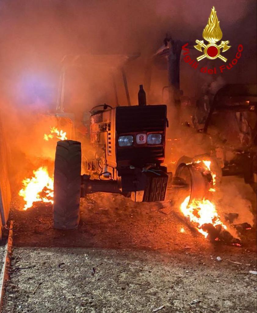Incendio doloso distrugge capannoni e mezzi di un’azienda agricola a Fonni, in fumo anche le scorte di mangime e fieno