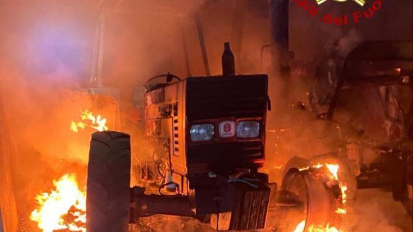 Incendio doloso distrugge capannoni e mezzi di un’azienda agricola a Fonni, in fumo anche le scorte di mangime e fieno