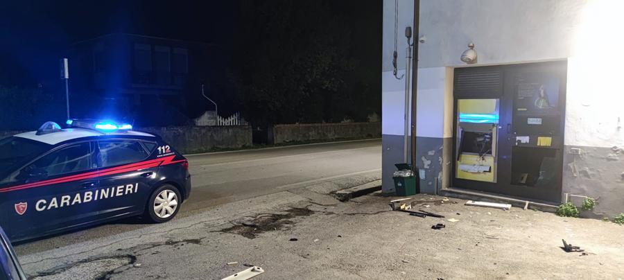 Fanno saltare il postamat con 80mila euro dentro