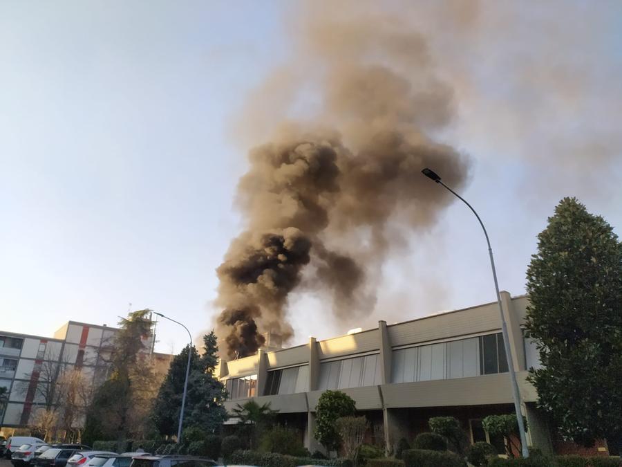 Modena. Incendio in via Zurlini, una nube nera invade il cielo della città