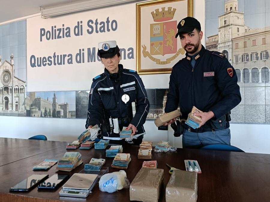 Modena. Arrestati due spacciatori con 64mila euro in contanti e oltre 3 chili di hashish
