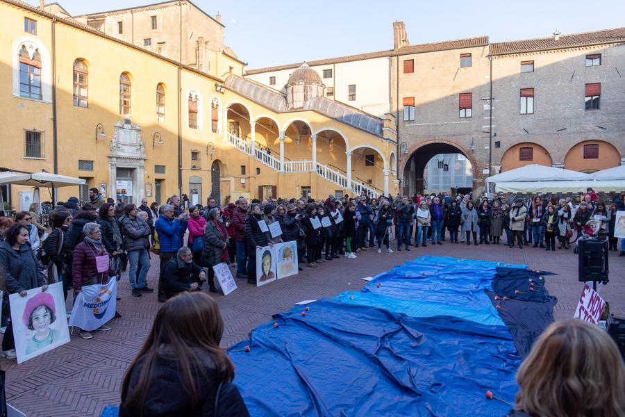 Ferrara, pensieri e testimonianze in piazza dopo il naufragio di Cutro