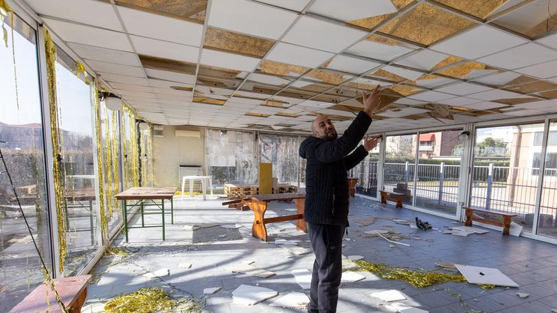 Ferrara, il bar chiude: ecco i vandali. Caos e danni alla bocciofila