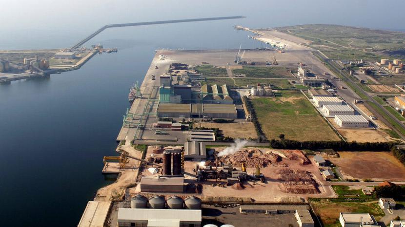 Immagine aerea del porto industriale di Oristano