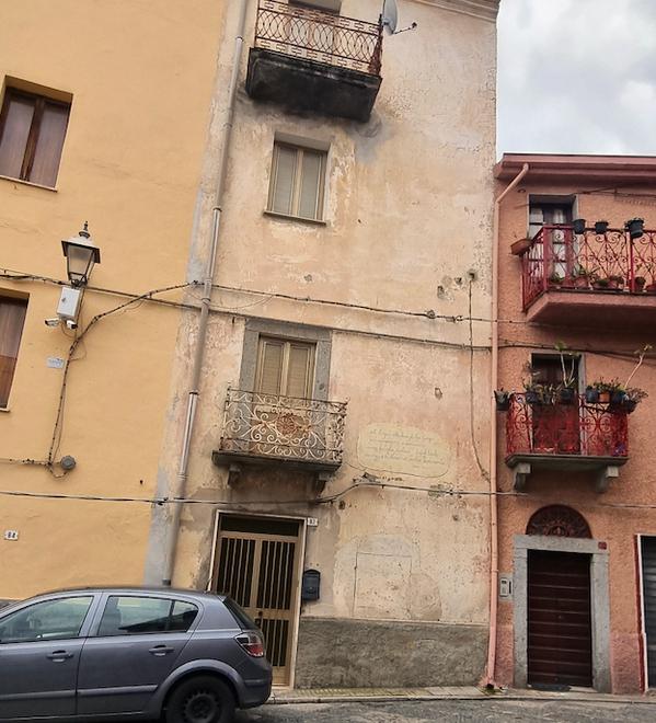 L’abbraccio del terzo fratello prima del carcere: «Ci vediamo presto, Giuse’»