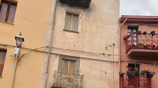 L’abbraccio del terzo fratello prima del carcere: «Ci vediamo presto, Giuse’»