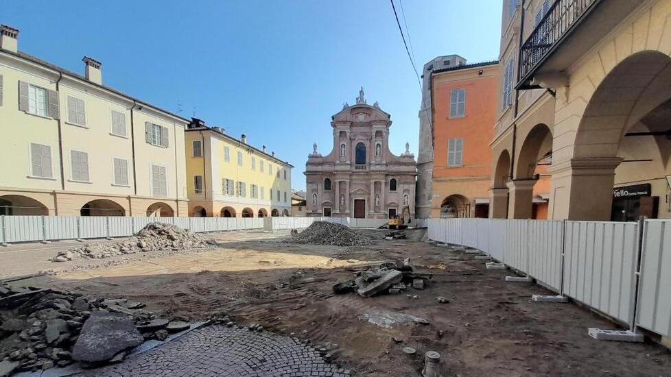 Lavori in piazza San Prospero: «Presenze in calo del 30%»