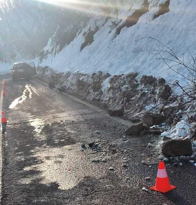 Serramazzoni. Auto contro un masso caduto all’improvviso sulla via Giardini 
