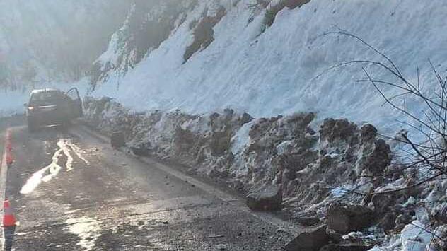 Serramazzoni. Auto contro un masso caduto all’improvviso sulla via Giardini