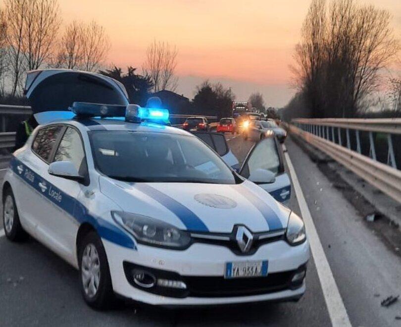 Savignano Tampona due auto e scappa La polizia riesce a prenderlo 