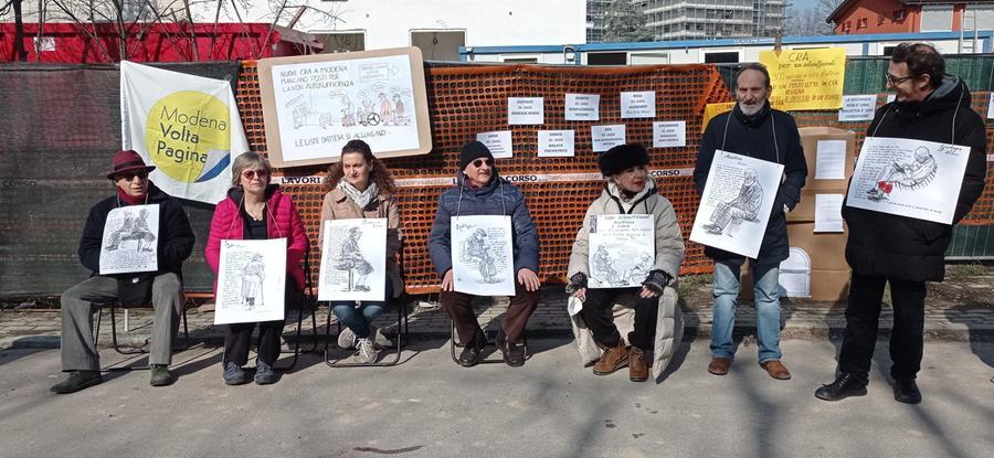 Modena. Un flash mob per le residenze anziani «Ci sono 350 famiglie in lista d’attesa»