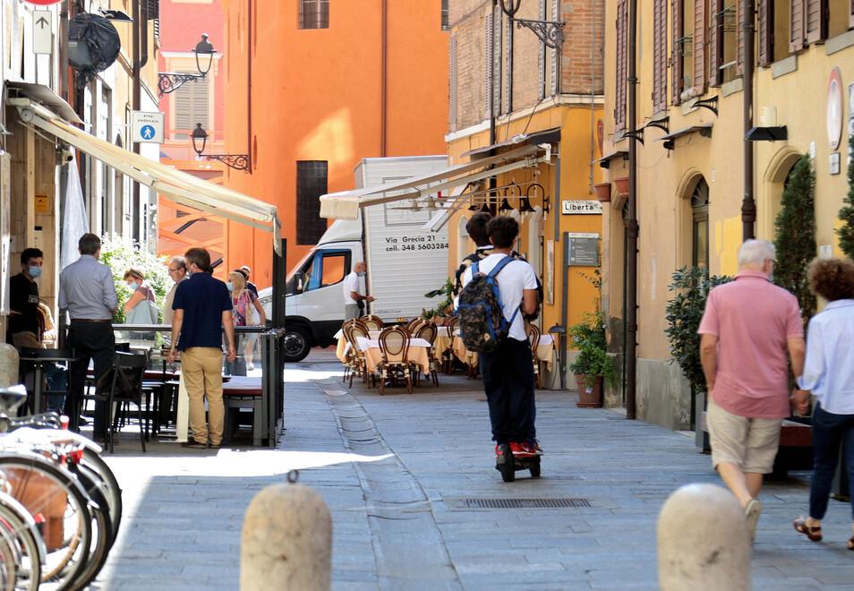 &nbsp;«Auto e monopattini, in centro a Modena è il caos» 