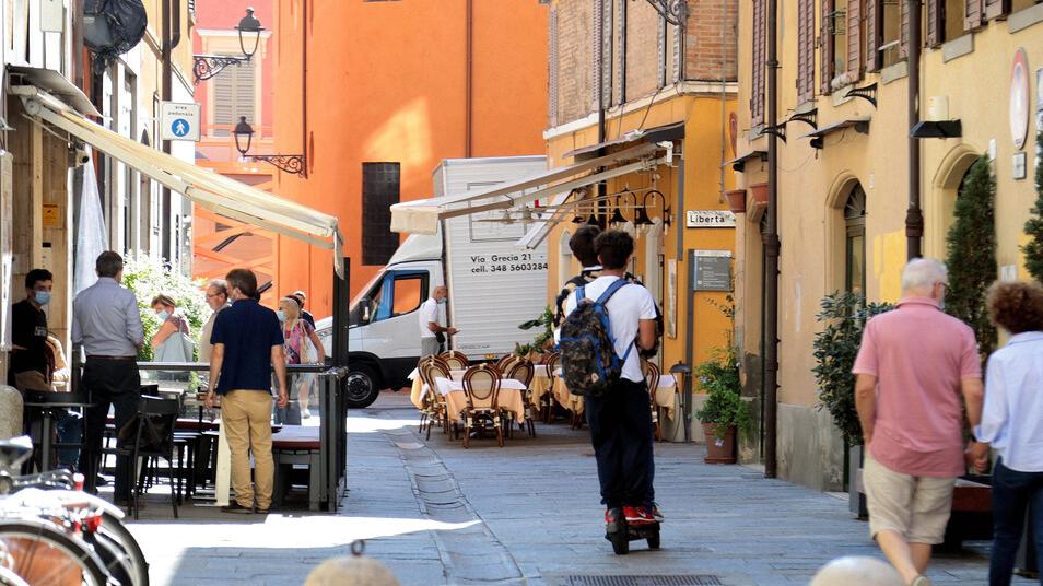  «Auto e monopattini, in centro a Modena è il caos»