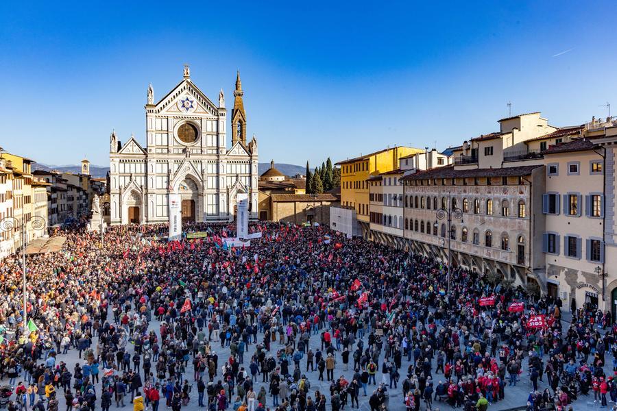 Firenze, la marcia dei “non indifferenti”: in 40mila con la preside-coraggio