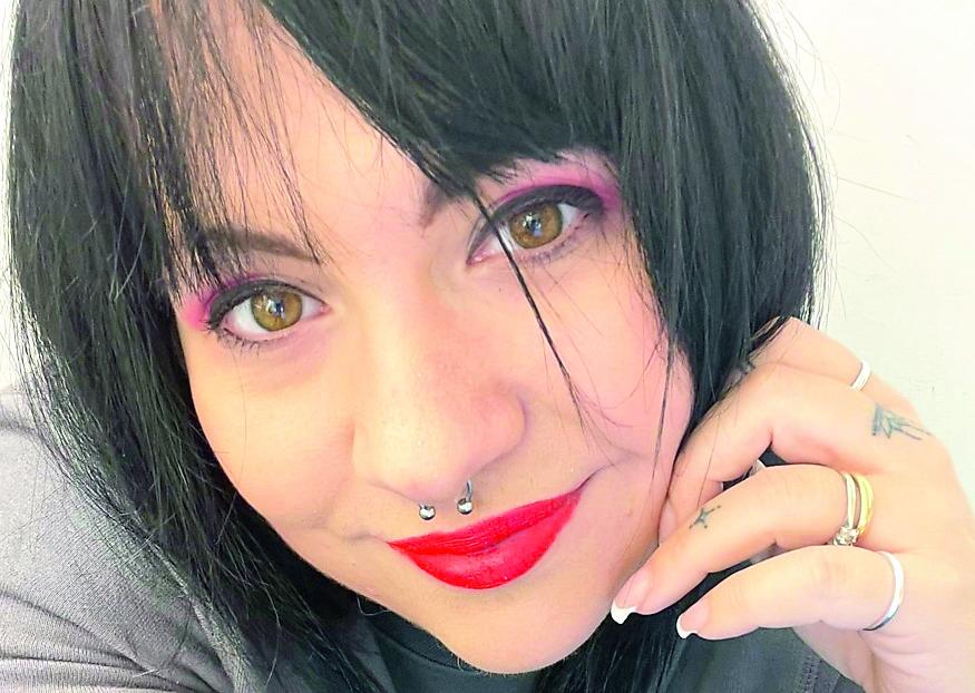 «Copriti, sei una madre». Livorno, pubblica un romanzo erotico e finisce insultata sui social