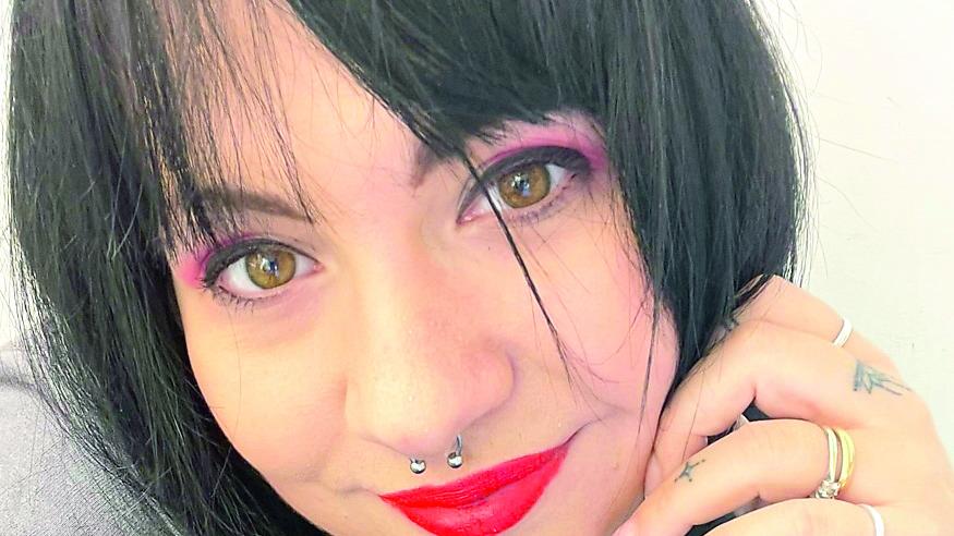 «Copriti, sei una madre». Livorno, pubblica un romanzo erotico e finisce insultata sui social
