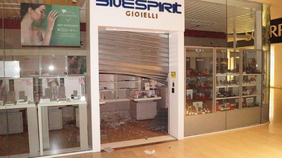 Sesto Fiorentino, colpo grosso alla gioielleria dell’Ipercoop: via preziosi per 250mila euro