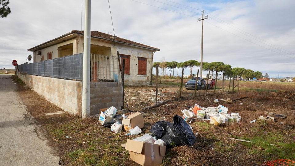 Villanova, di nuovo boom di abbandoni. I residenti: «Qui servono le telecamere»
