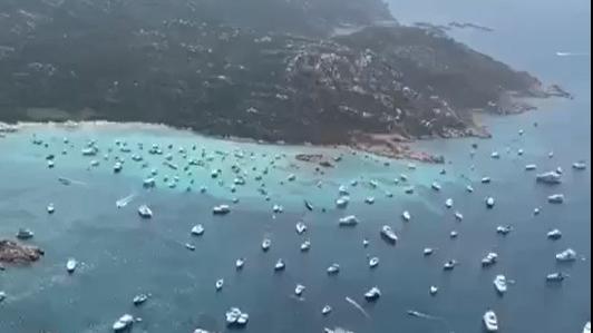 L'invasione estiva delle barche nell'arcipelago della Maddalena