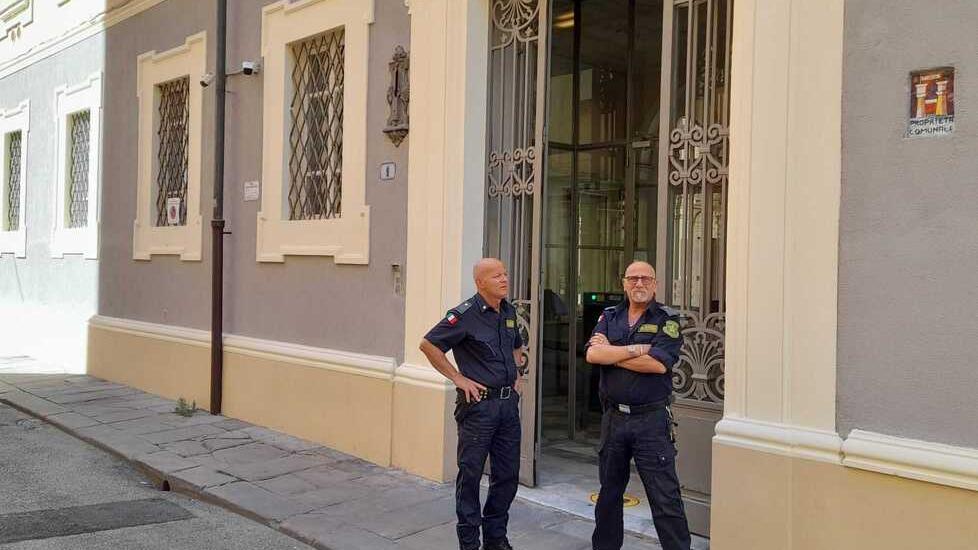 «Era incinta e lui la picchiava»: giardiniere finisce a processo