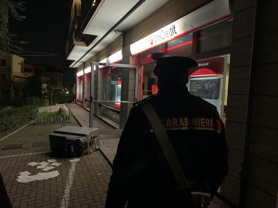 Modena Assalto notturno all’Unicredit di via Morane. Carabinieri sventano il furto, ma si schiantano durante inseguimento