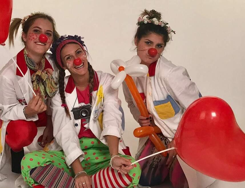 I clown tornano in corsia per far sorridere i piccoli degenti