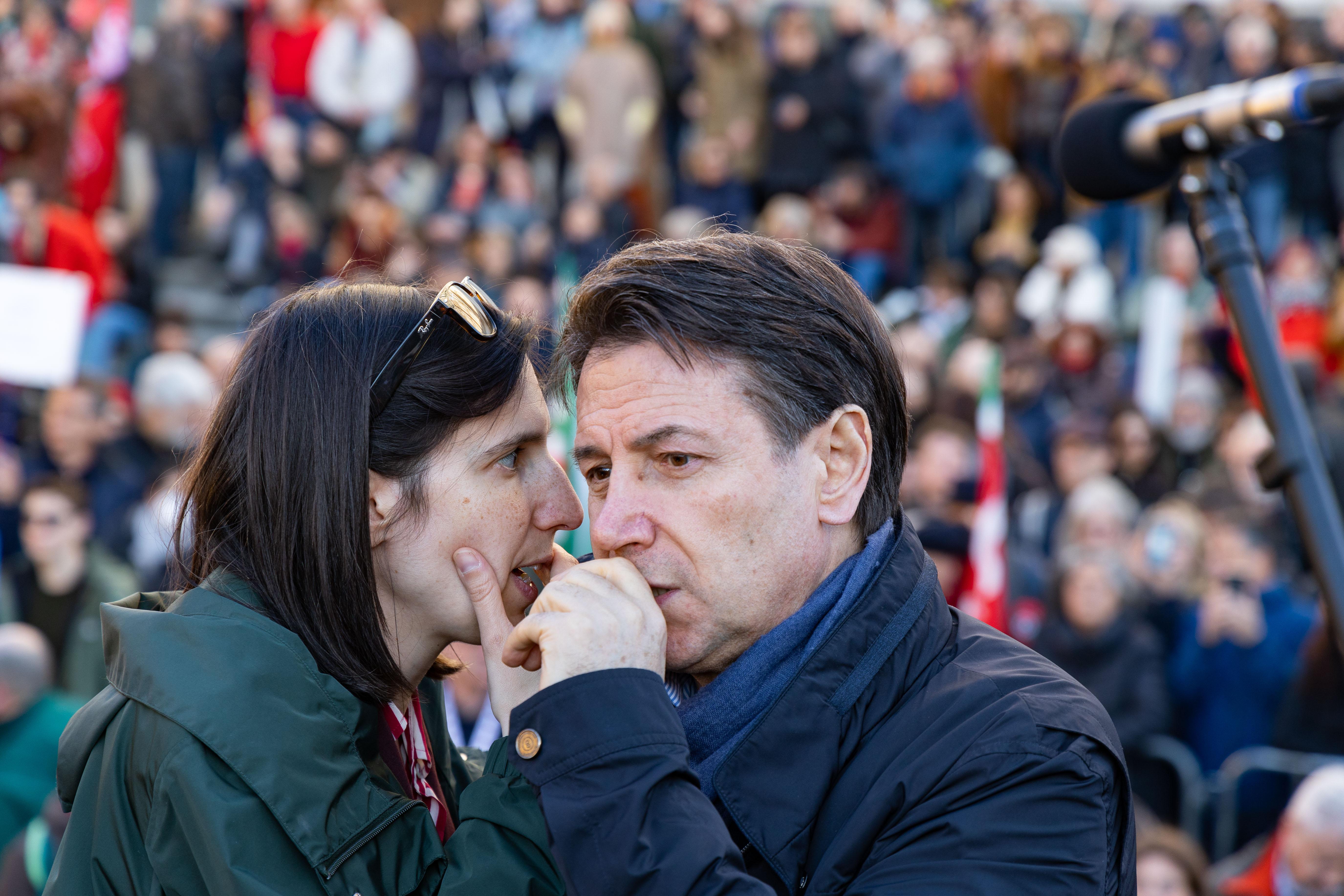 Non solo abbracci e sorrisi: in piazza a Firenze nasce il “patto a sinistra”