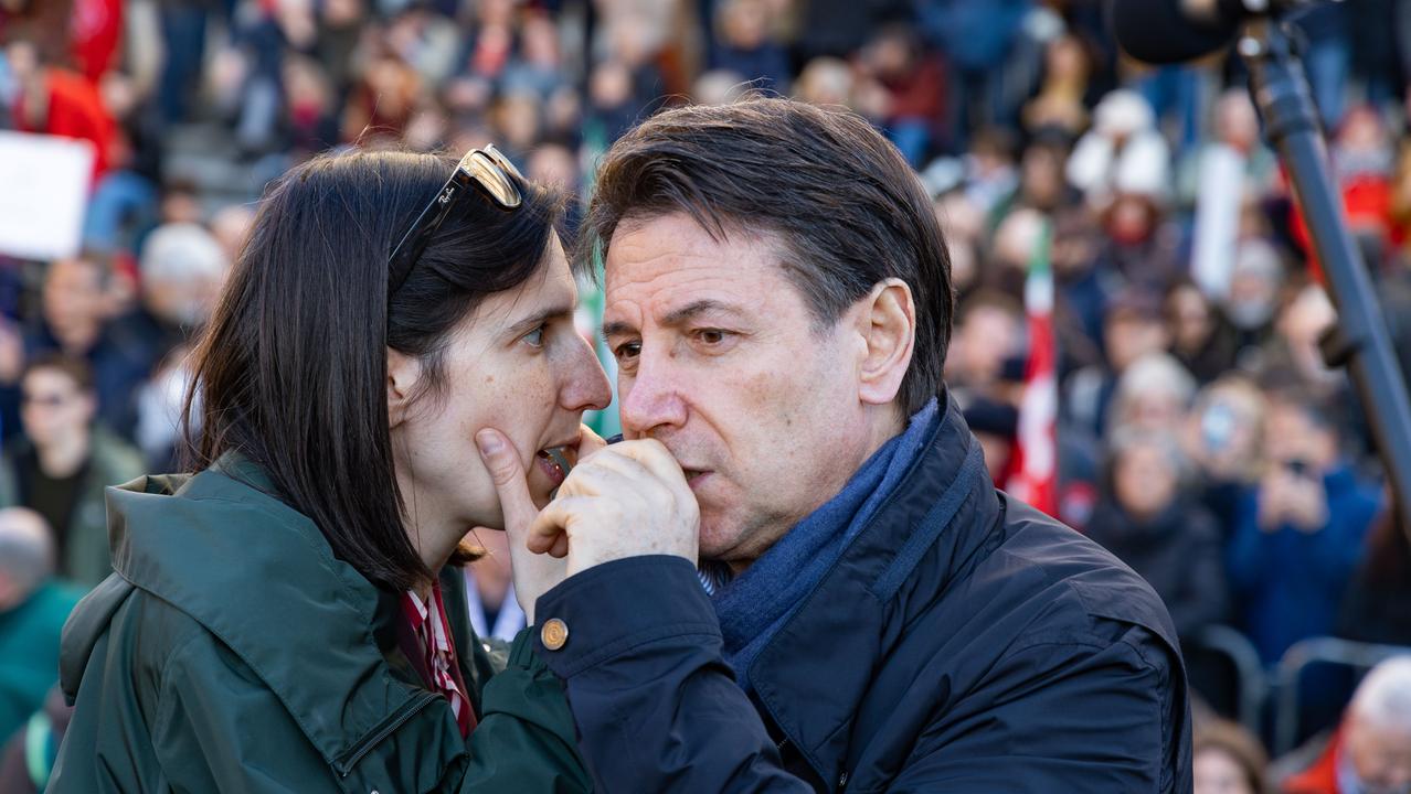 Non solo abbracci e sorrisi: in piazza a Firenze nasce il “patto a sinistra”