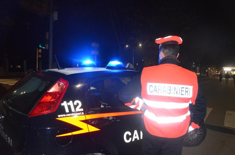 Vignola, ubriaco finisce con l’auto contro i cassonetti e cerca di picchiare i carabinieri