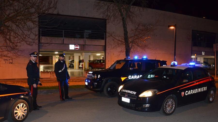 L’arrivo dei carabinieri fa saltare due furti notturni