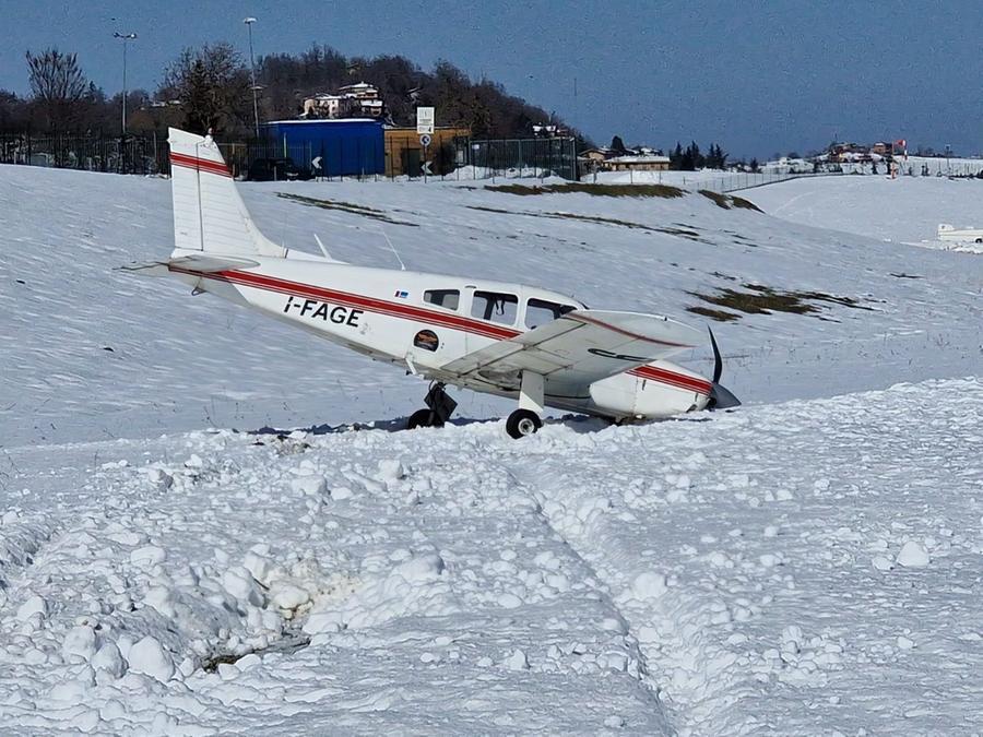 Pavullo, aereo finisce fuori pista in fase di atterraggio e abbatte la recinzione