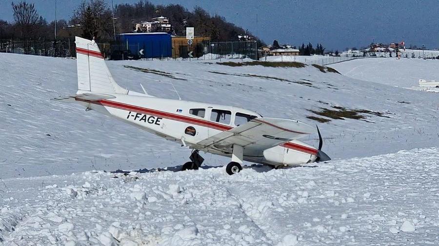 Pavullo, aereo finisce fuori pista in fase di atterraggio e abbatte la recinzione