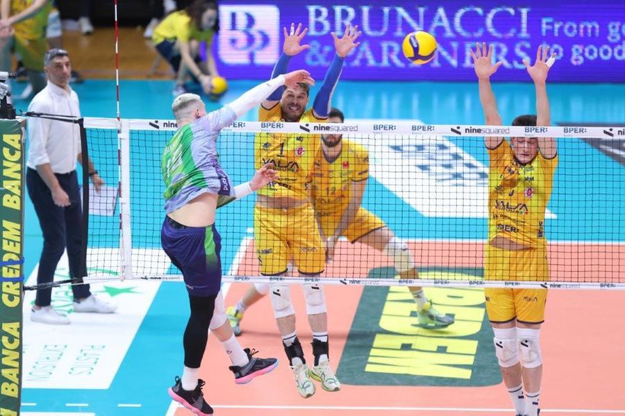Modena Volley, la rimonta termina sul più bello: al PalaPanini vince Monza e addio secondo posto