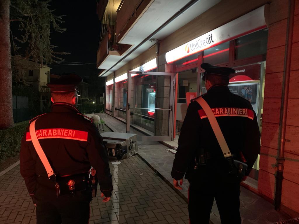 Modena Fallito colpo notturno in banca Banditi inseguiti per la città 
