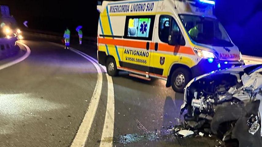 L'incidente e un'ambulanza per i soccorsi