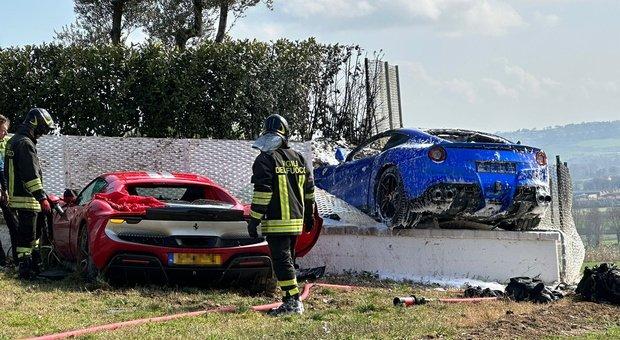 Al volante delle loro Ferrari Sbagliano la curva e finiscono in volo sulla recinzione