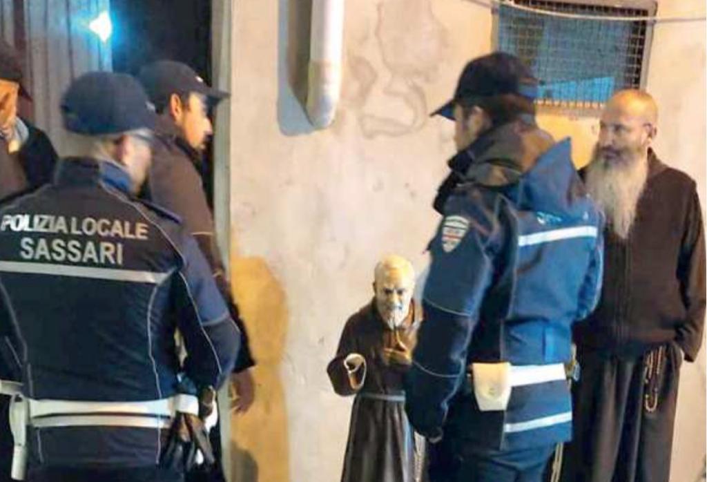 Sassari: porta via la statua di Padre Pio, il parroco va a farsela restituire